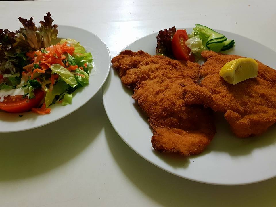 Gebackenes Putenschnitzel mit Salat | DIEAUSLAGE Bruck an der Leitha