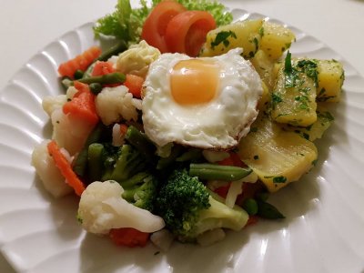 Gemüseplatte mit Kartoffeln und Spiegelei